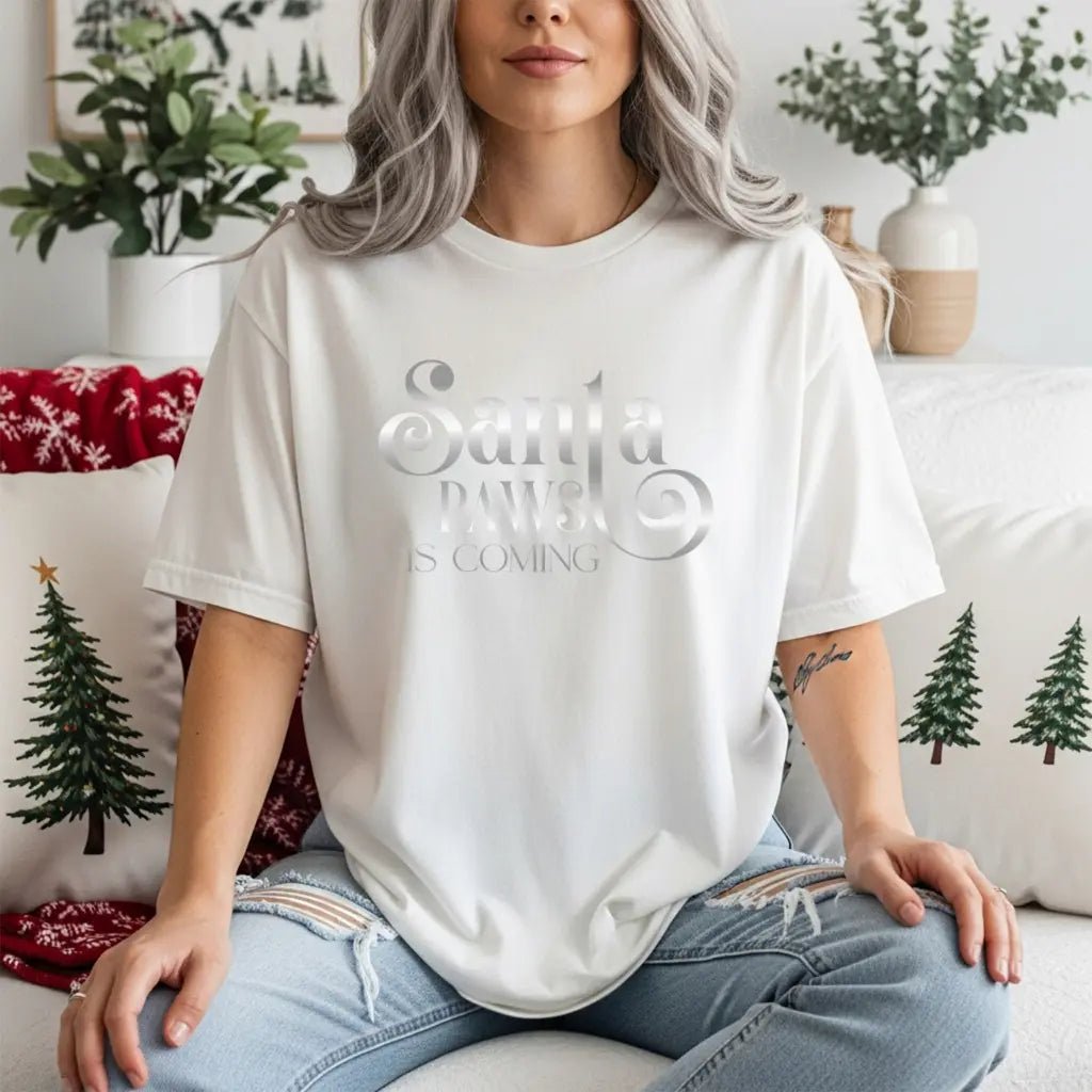 Santa Paws Is Coming Tee — Christmas Dog Lover Holiday T‑Shirt - Chic Kitty